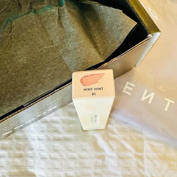 Fenty Beauty Hint-Hint - UNIVERSAL INVISIPINK SHEEN PRO KISS'R LUSCIOUS LIP BALM - Picture 6 of 6